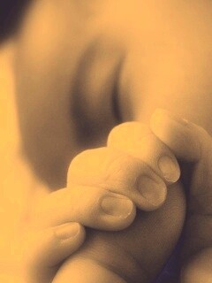 Младенец держит палец обои