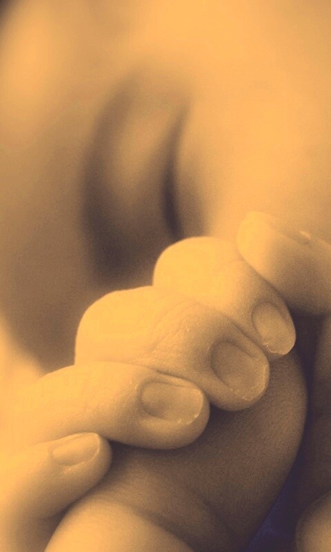 Младенец держит палец обои