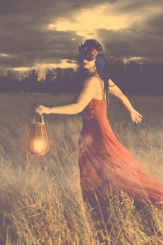 Девушка со свечей обои