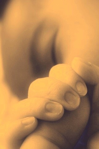 Младенец держит палец обои