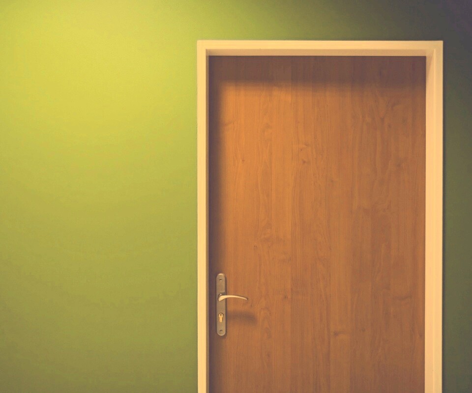 Дверь в стене обои