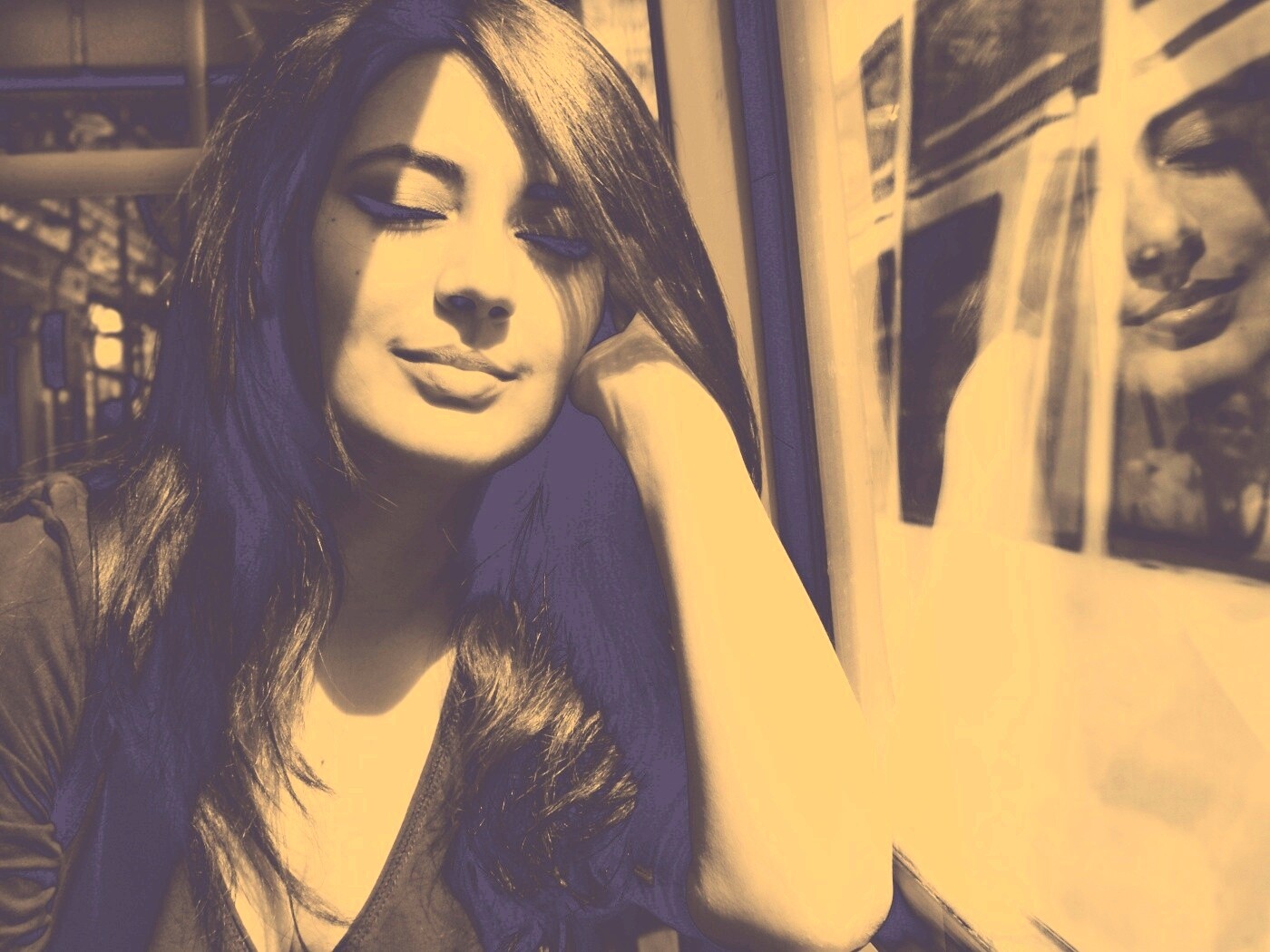 Девушка с закрытыми глазами в электричке обои