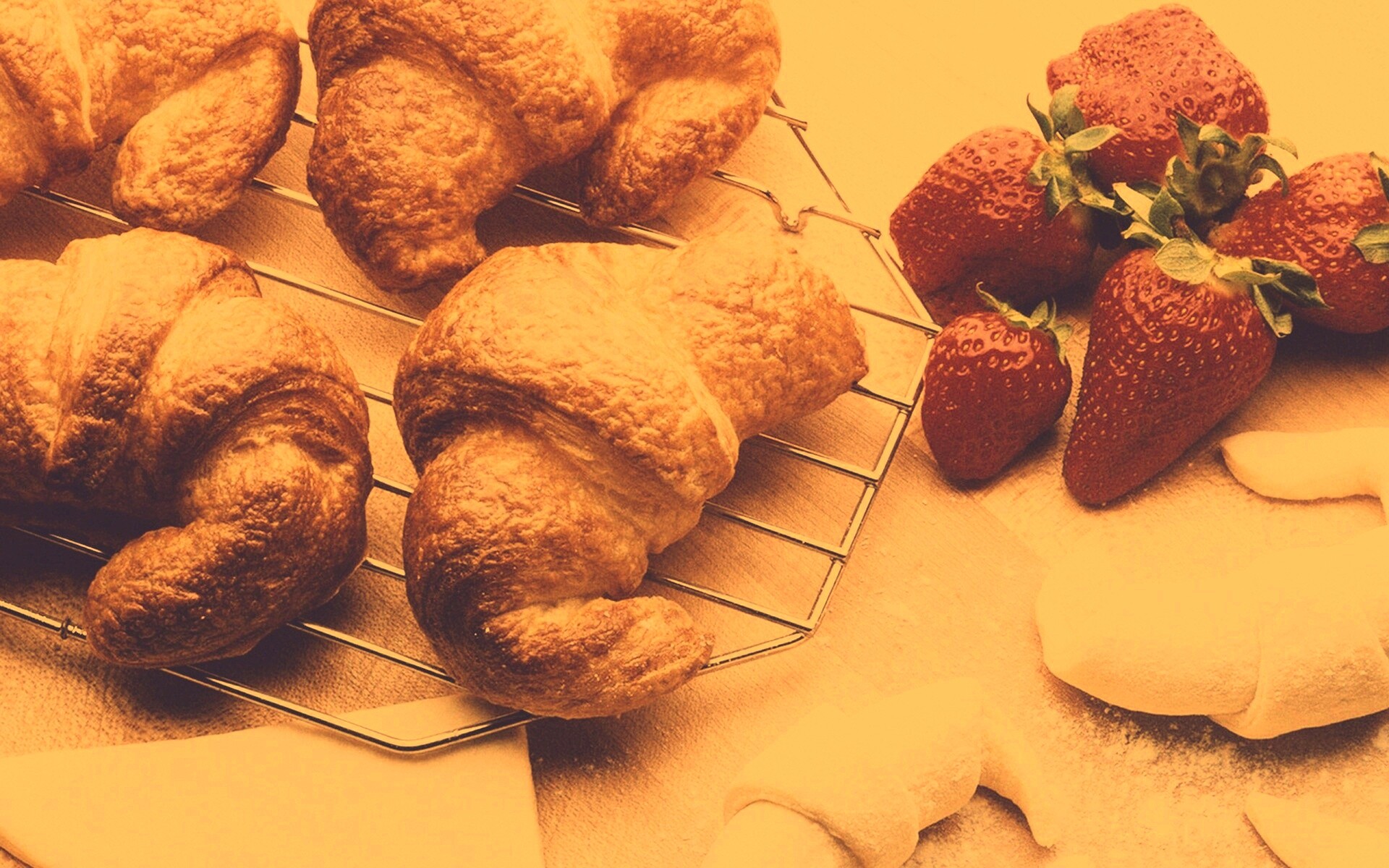 Круассаны с клубникой обои