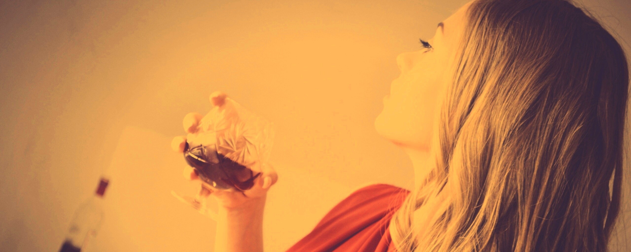 Девушка с бокалом обои