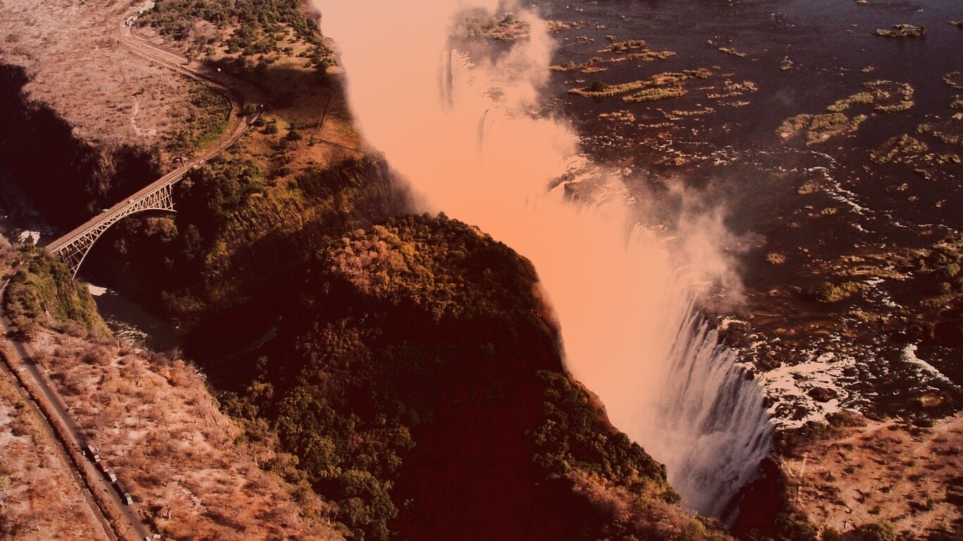 Живописный водопад обои
