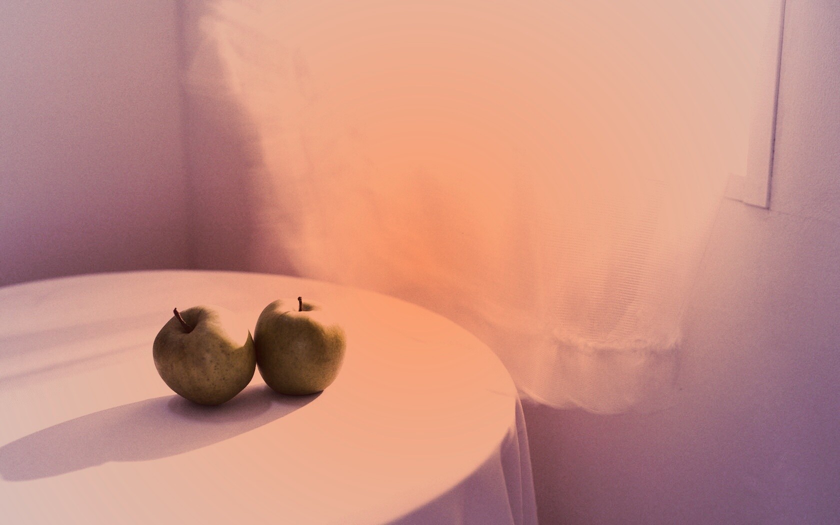 Яблоки на столе перед окном обои