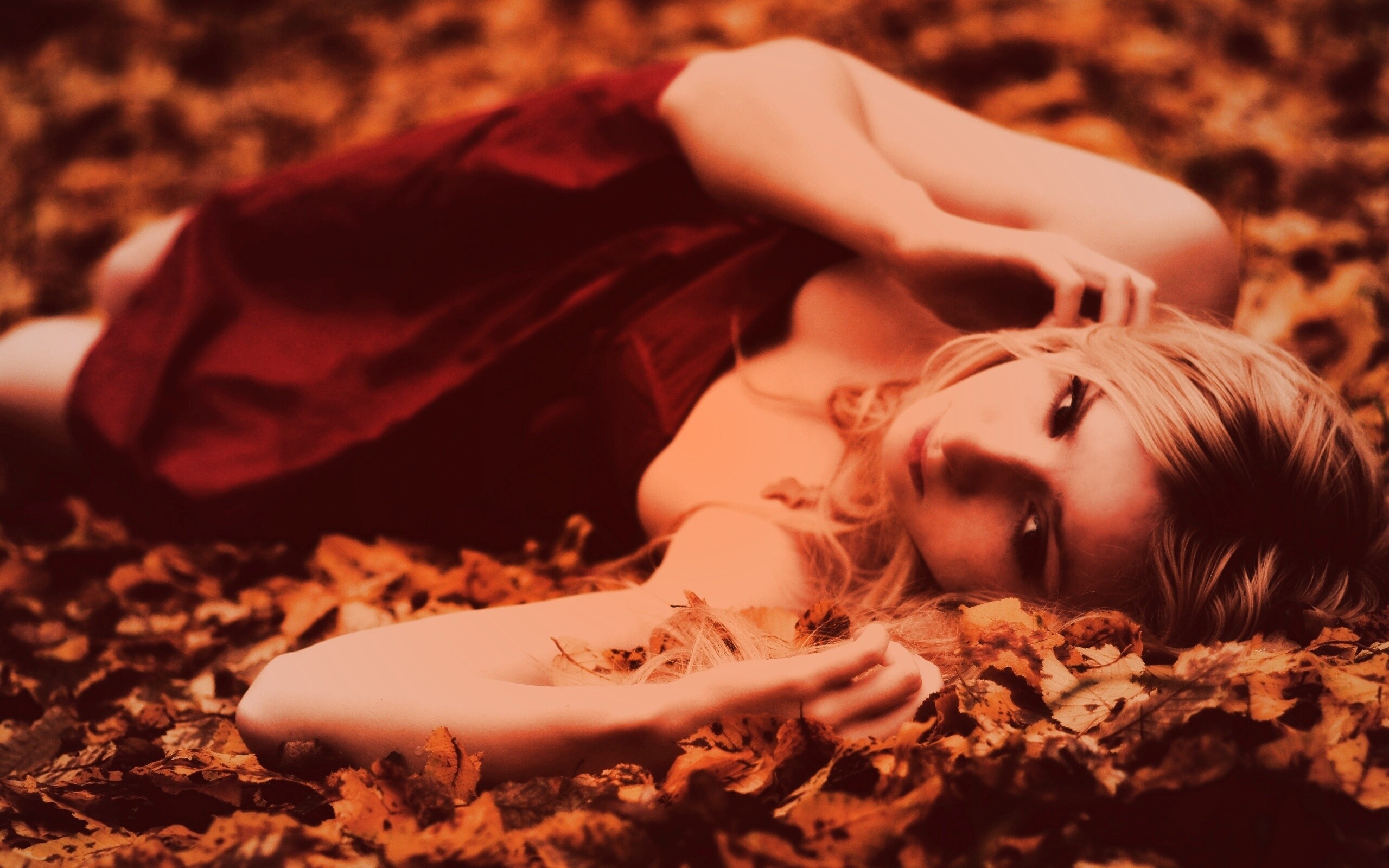 Девушка лежит бюнетка осень бесплатно