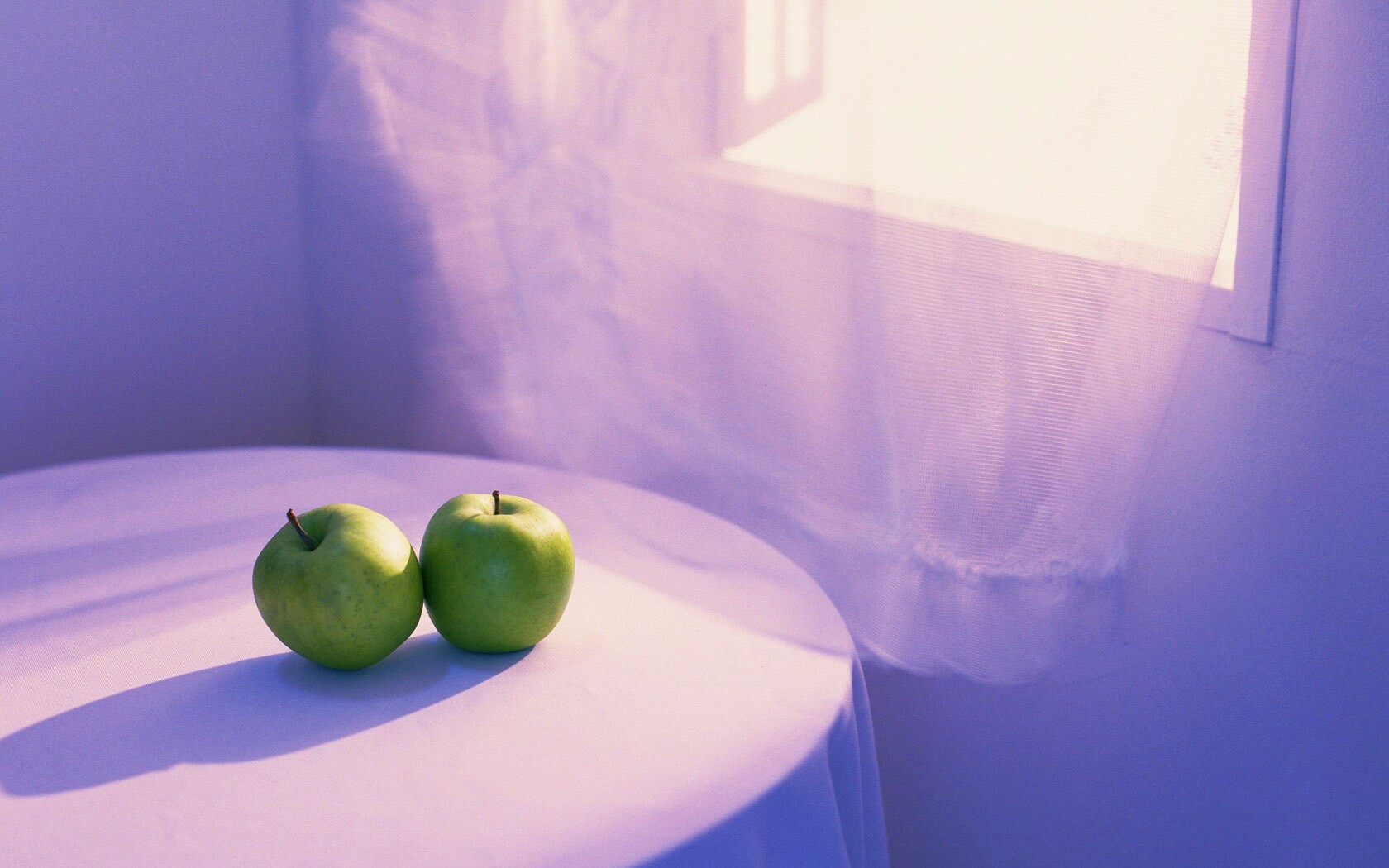 Яблоки на столе перед окном обои