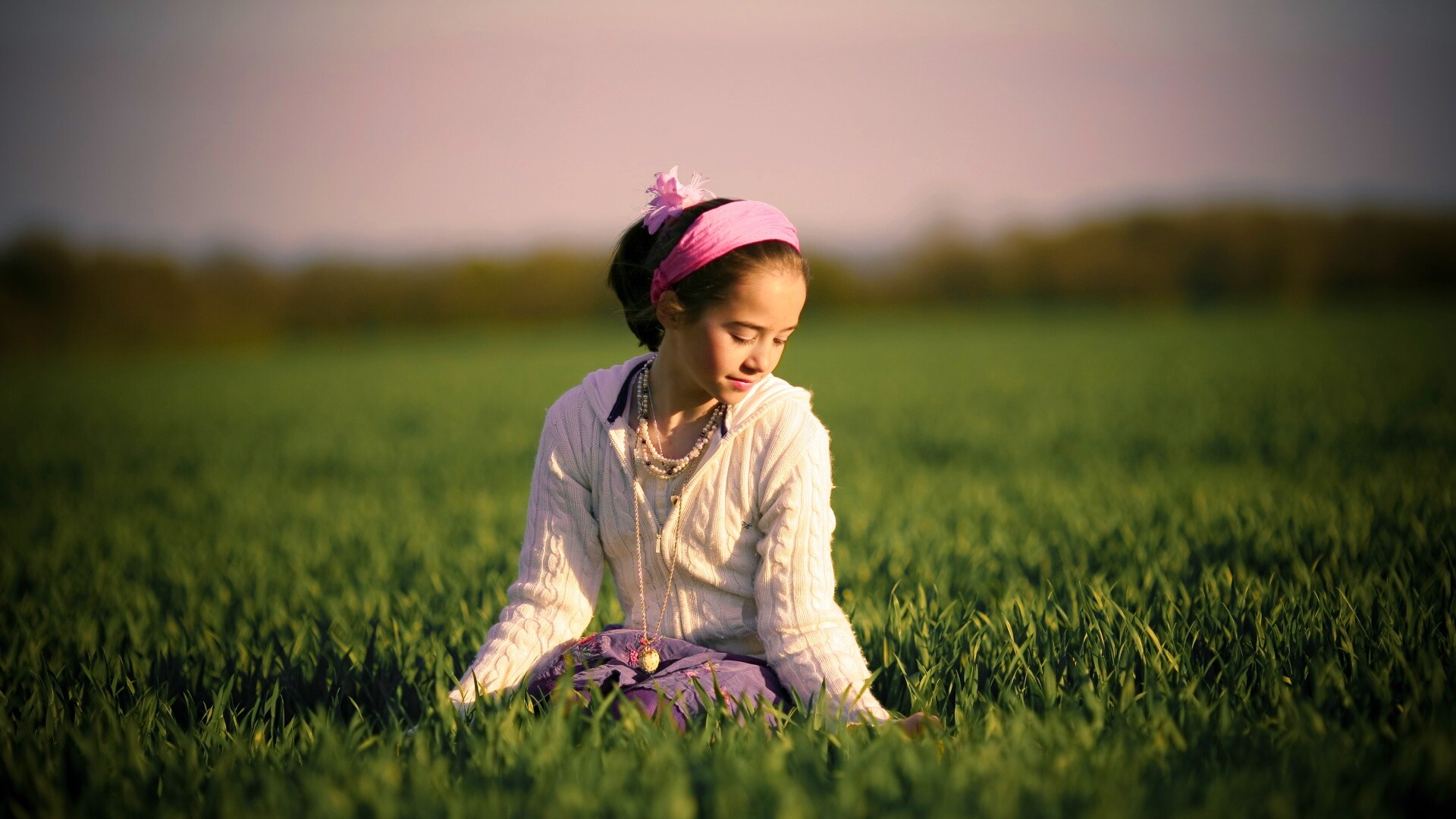 Девочка на траве обои