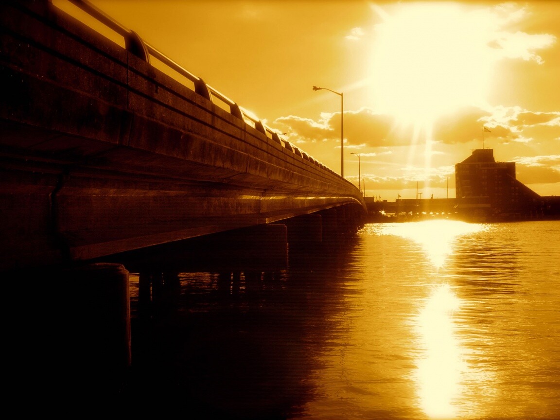 Залитый солнцем мост обои