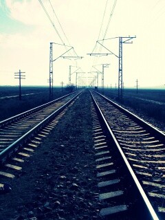 Железная дорога уходит вдаль обои