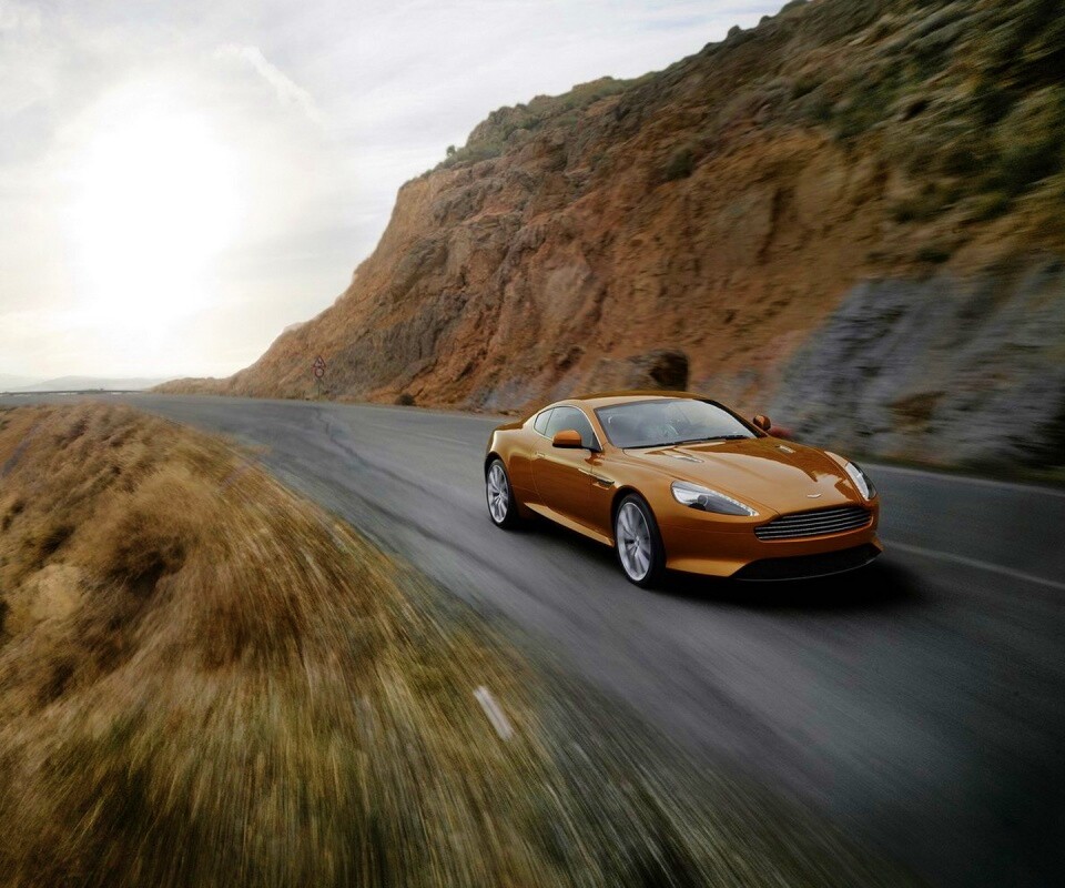 Aston Martin в горах обои
