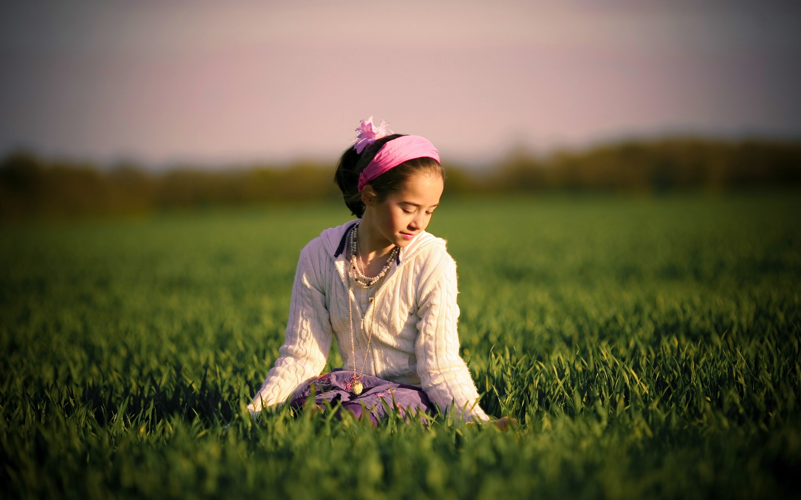 Девочка на траве обои
