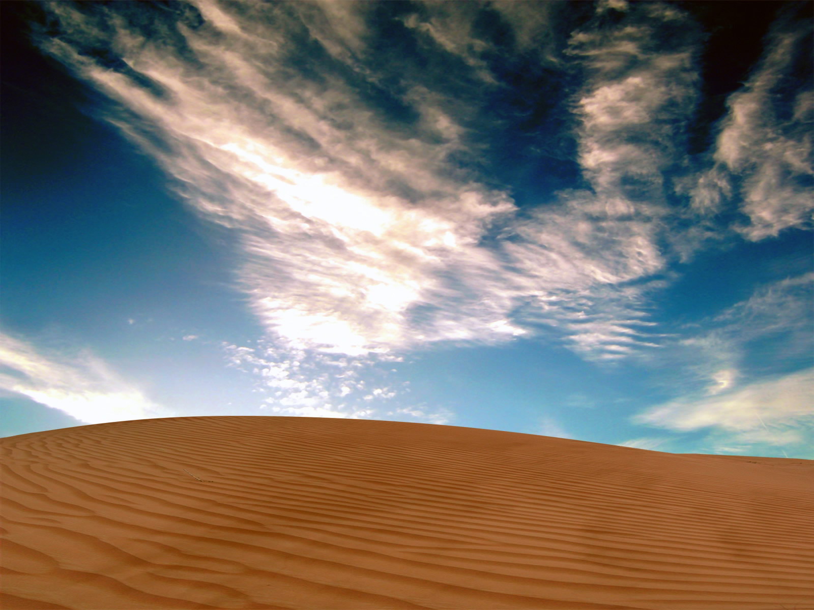 Облака над пустыней обои