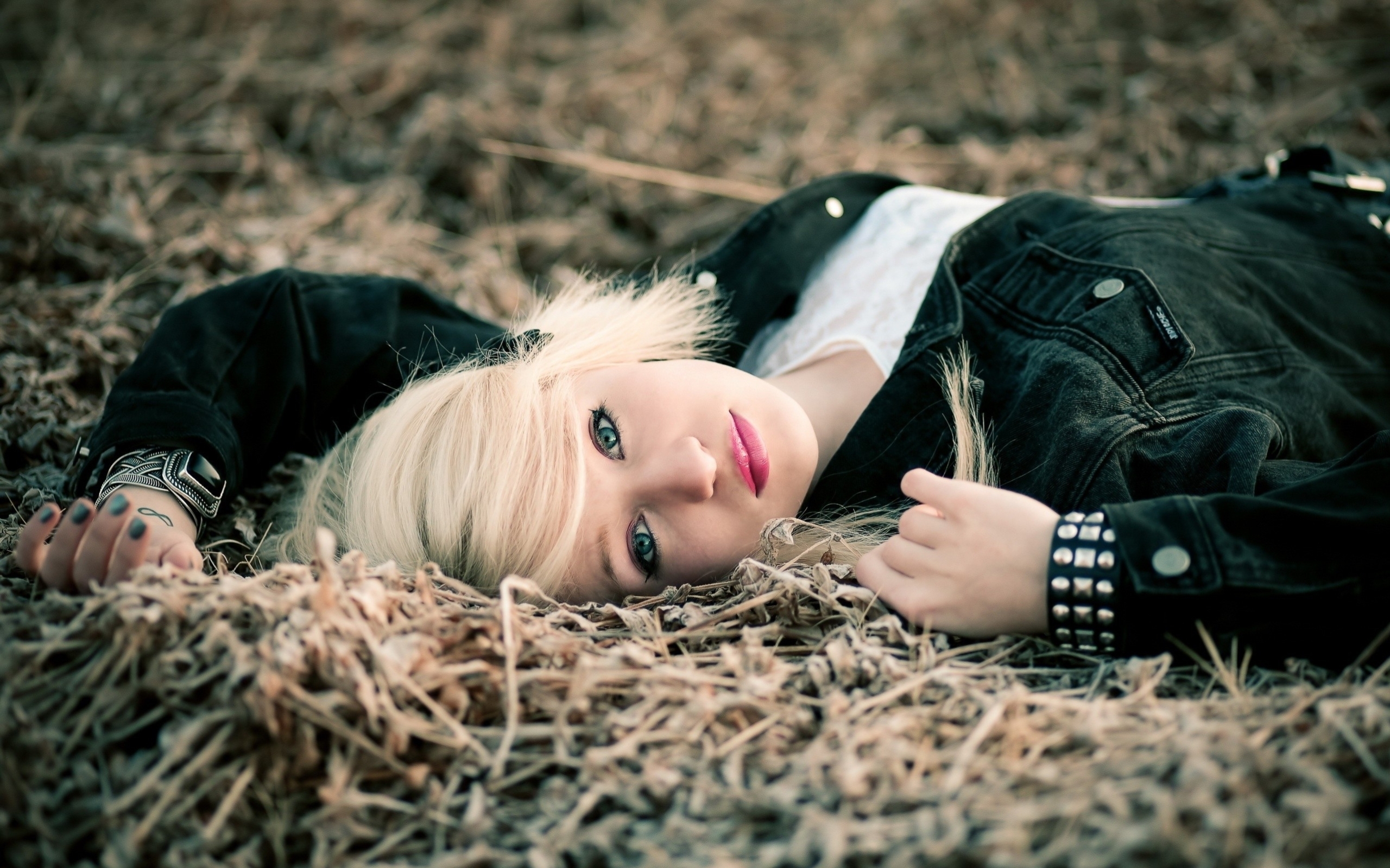 Блондинка лежащая на траве обои