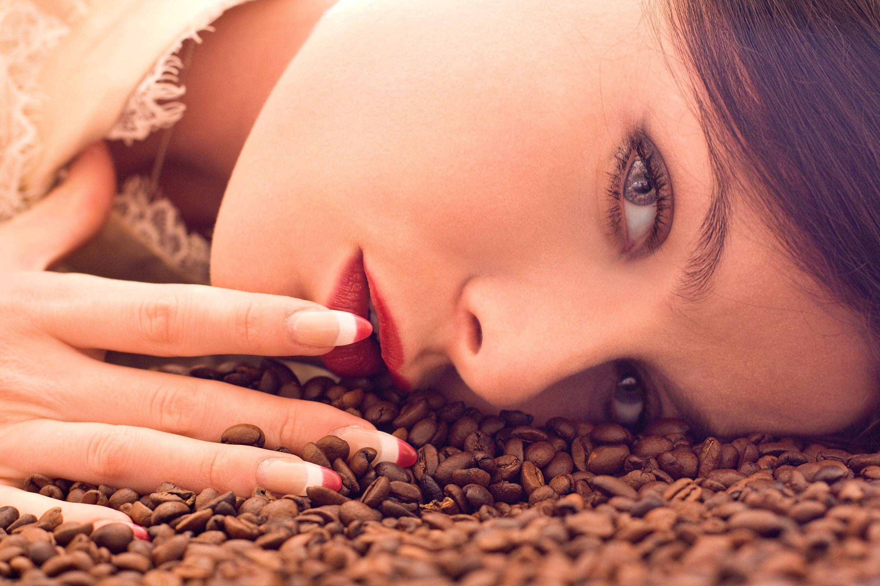 Соблазнительная девушка с кофейными зернами обои