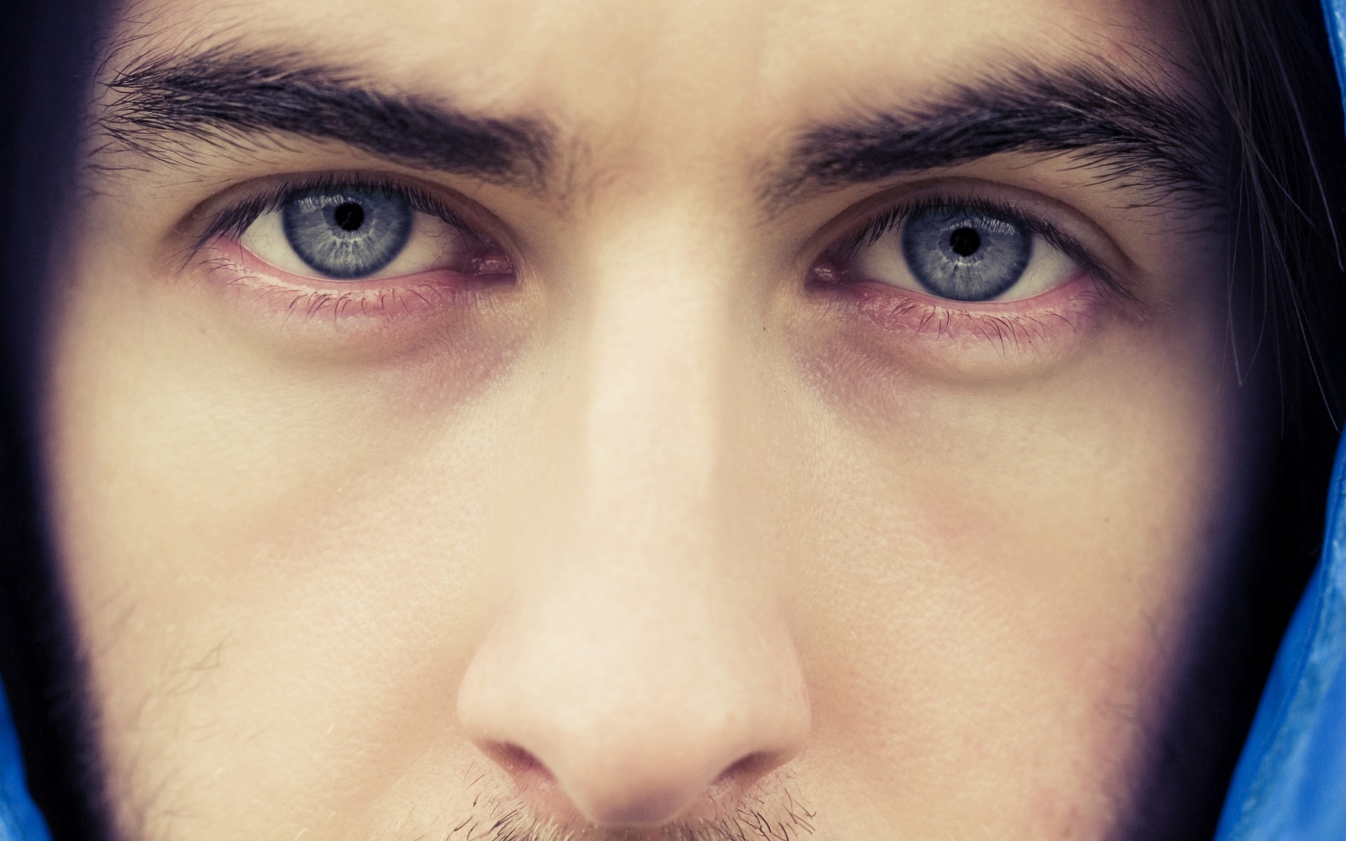 Глаза долу. Глаза мужские. Парень с синими глазами. Голубые глаза мужские. Синие глаза мужские.