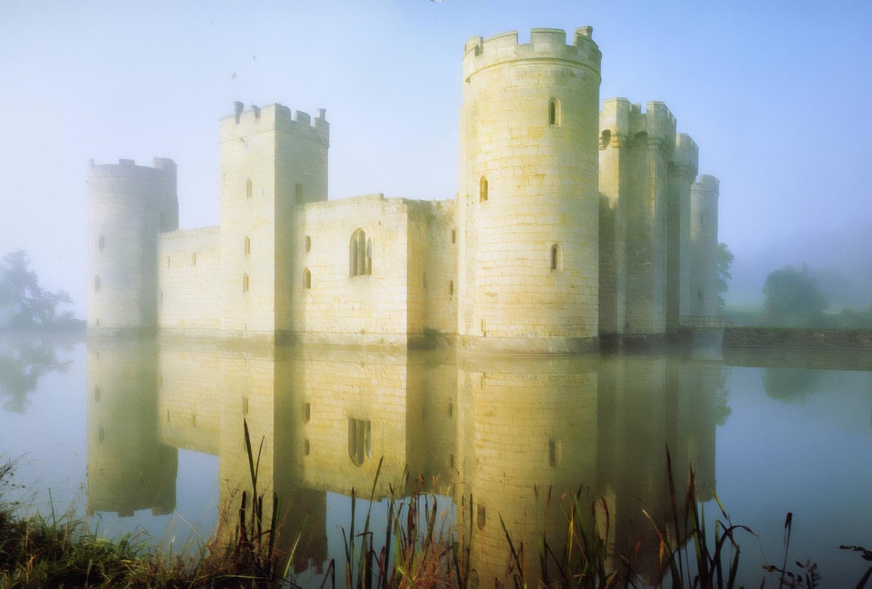 Разбить крепость. Замок Бодиам в тумане. Крепость на воде. Замок у озера. Замок на воде.