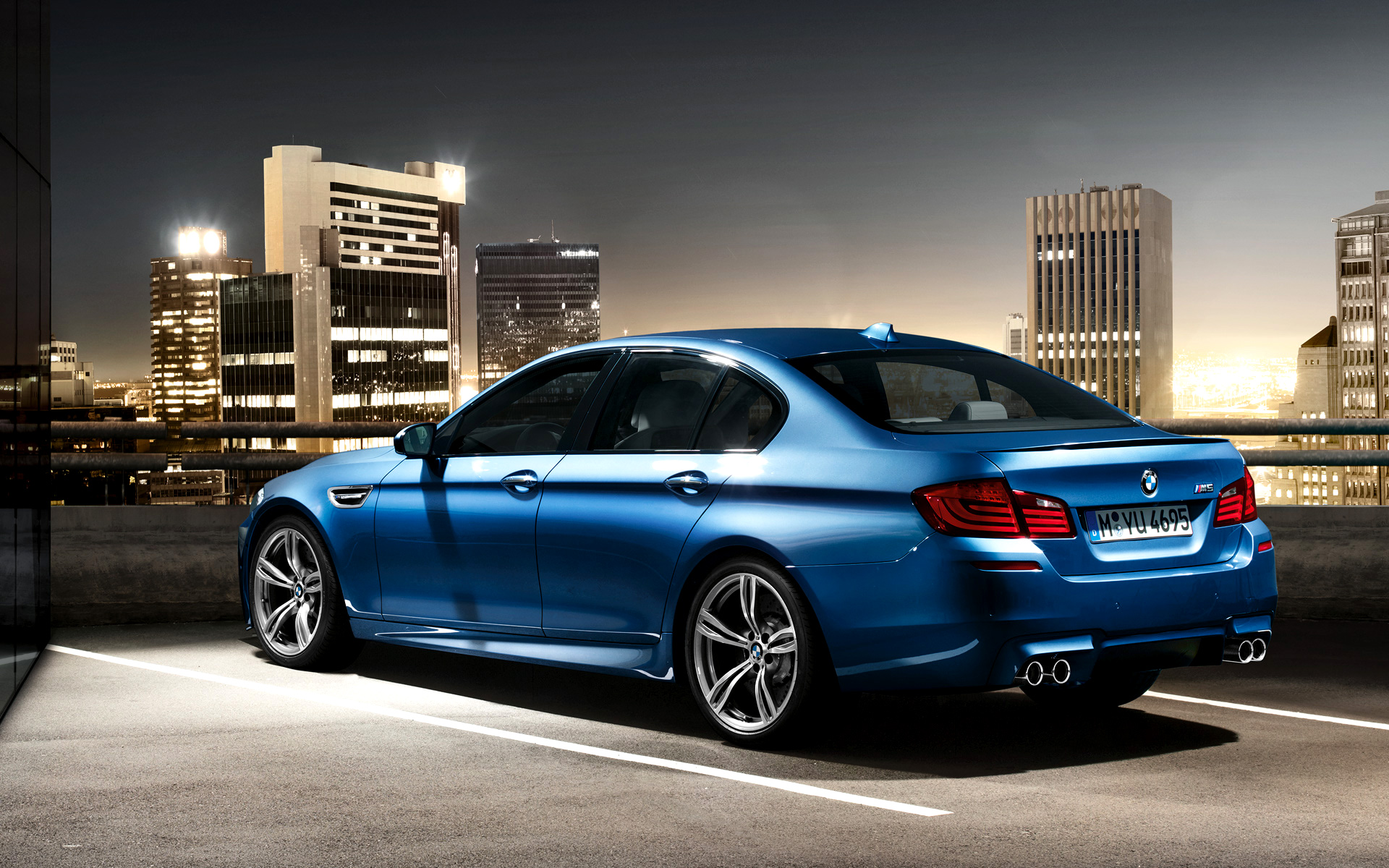 синий автомобиль BMW M5 бесплатно
