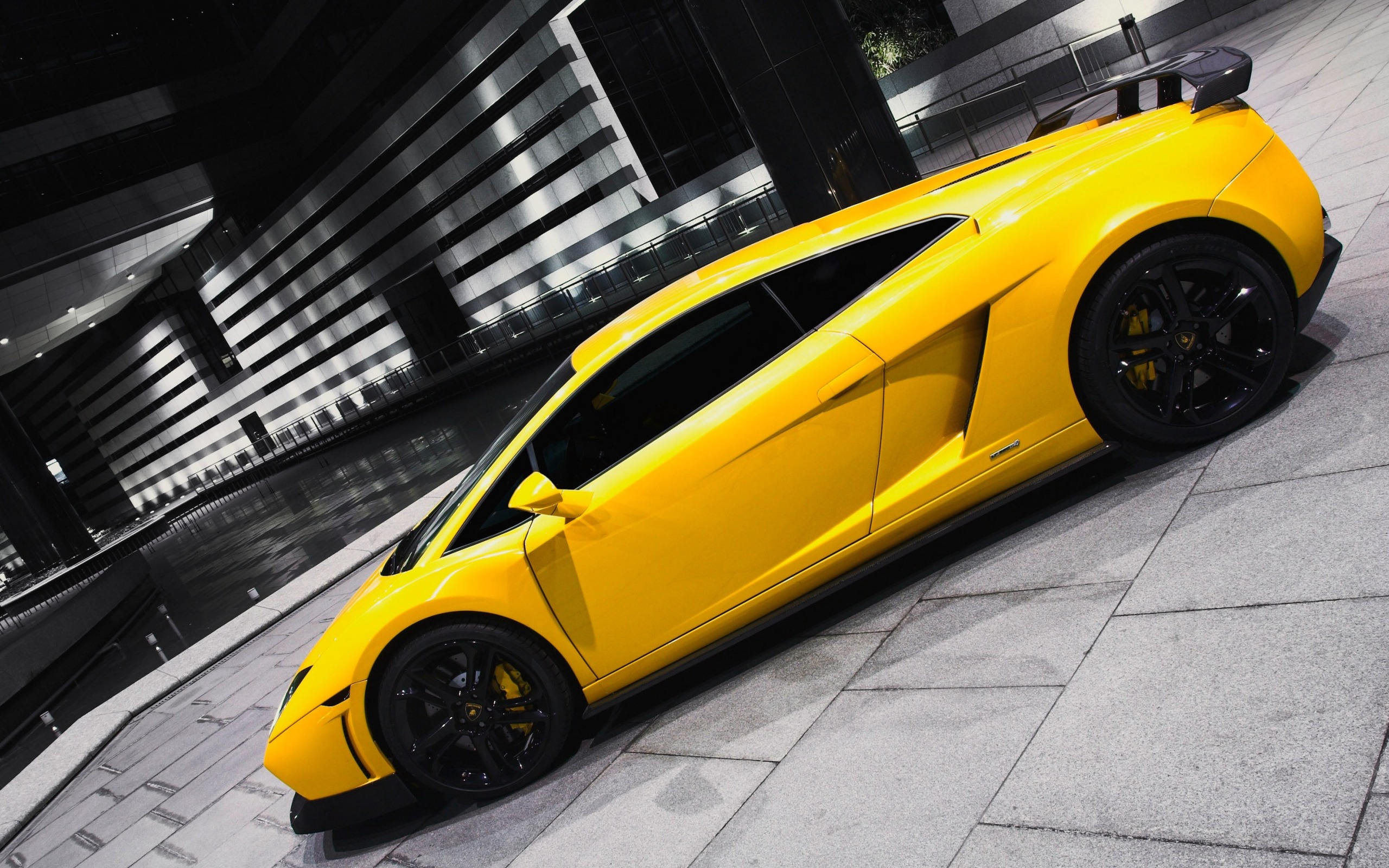 желтый спортивный автомобиль Lamborghini скачать