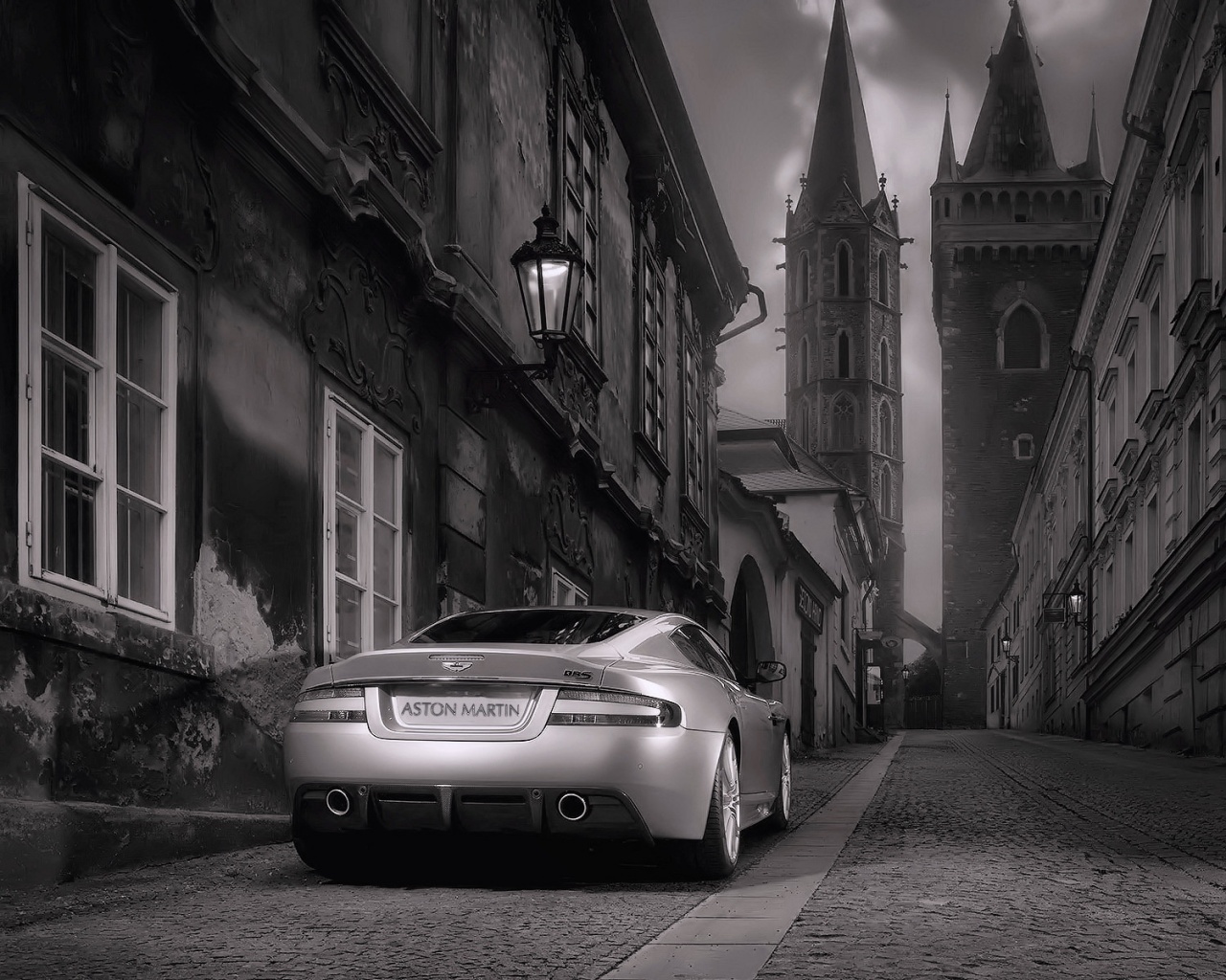 Aston Martin в старинном городе обои