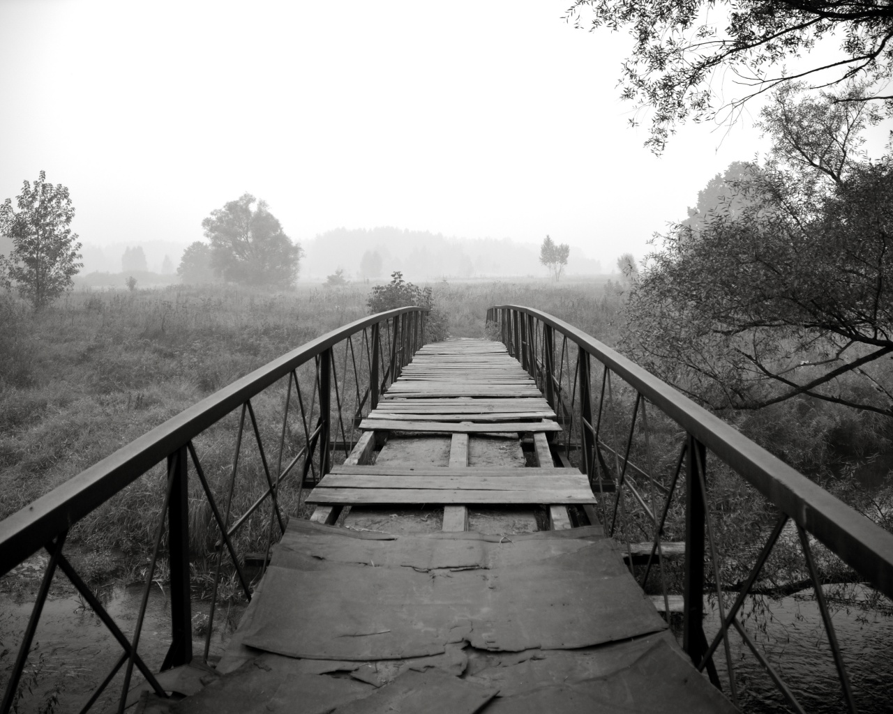Старый мост на черно-белом фото обои