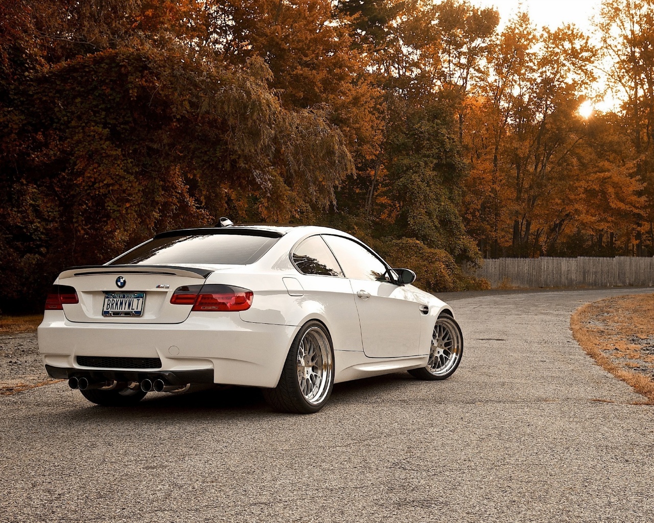 Белый BMW M3 обои