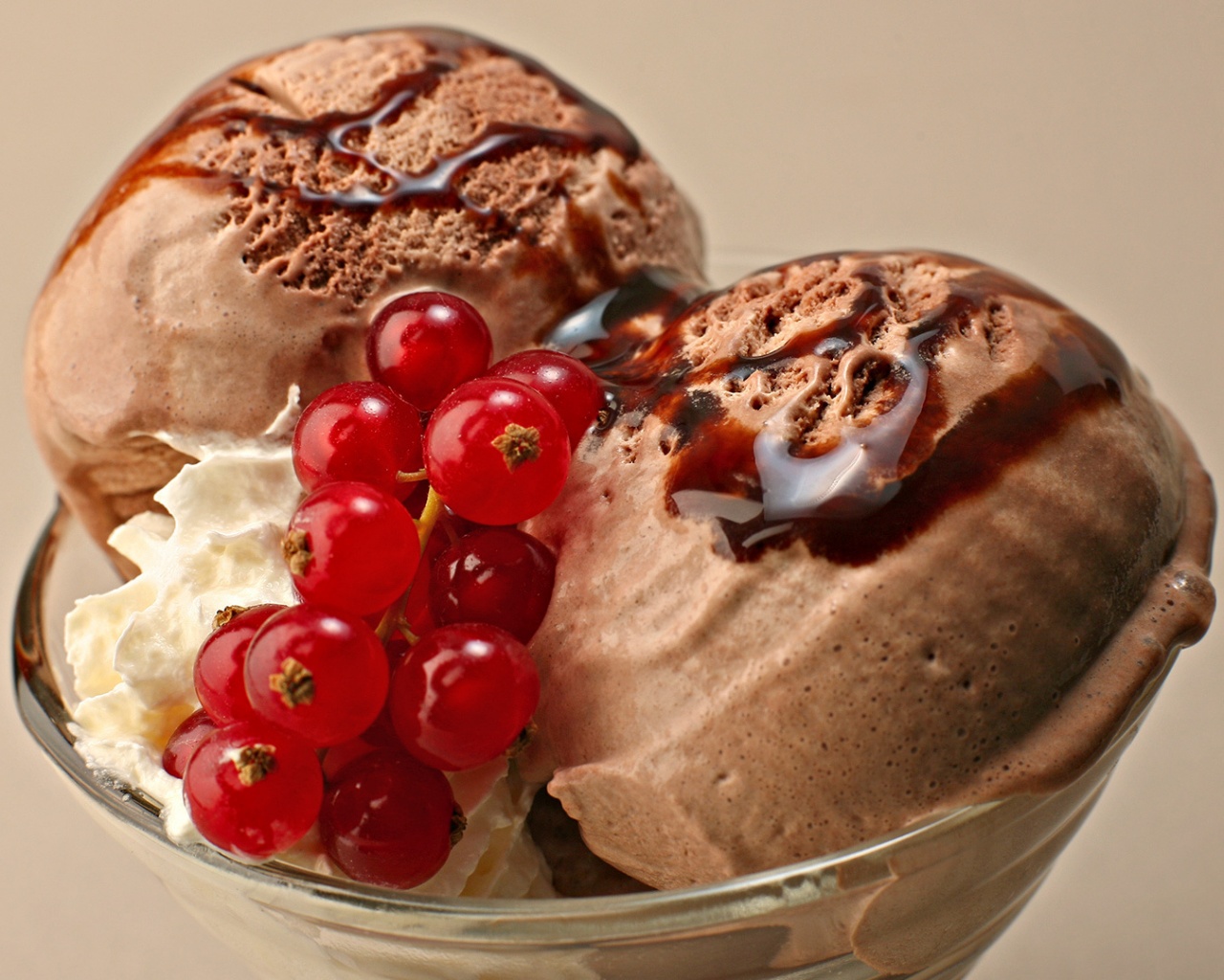 Шоколадное мороженое со смородинкой обои
