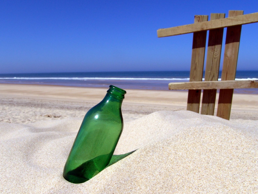 Бутылка на пляже обои