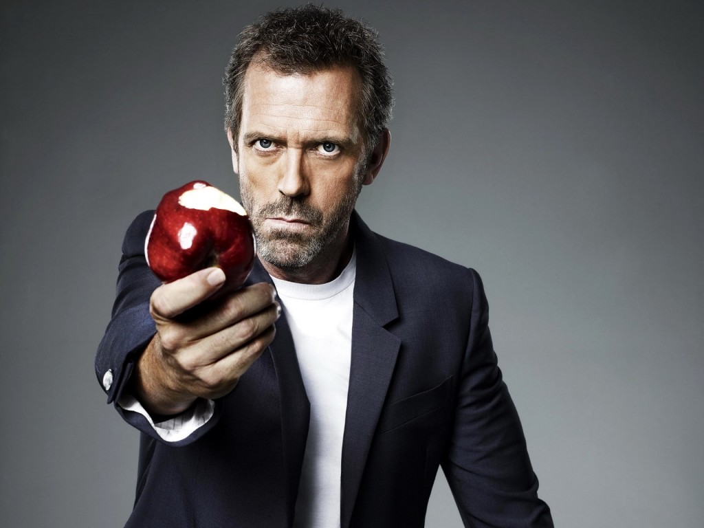 Доктор Хаус с яблоком в руке обои