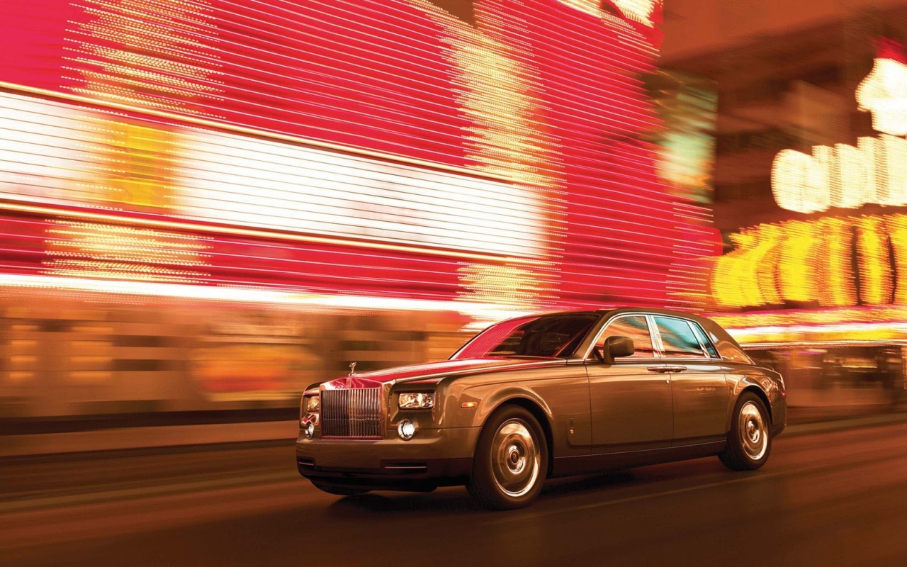 Rolls-Royce Phantom едет через город обои