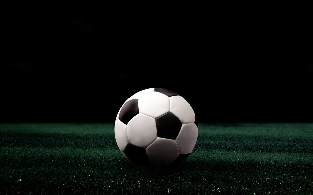 Футбольный мяч на темном поле обои