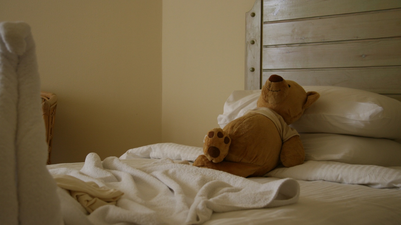 Медвежонок в постели обои