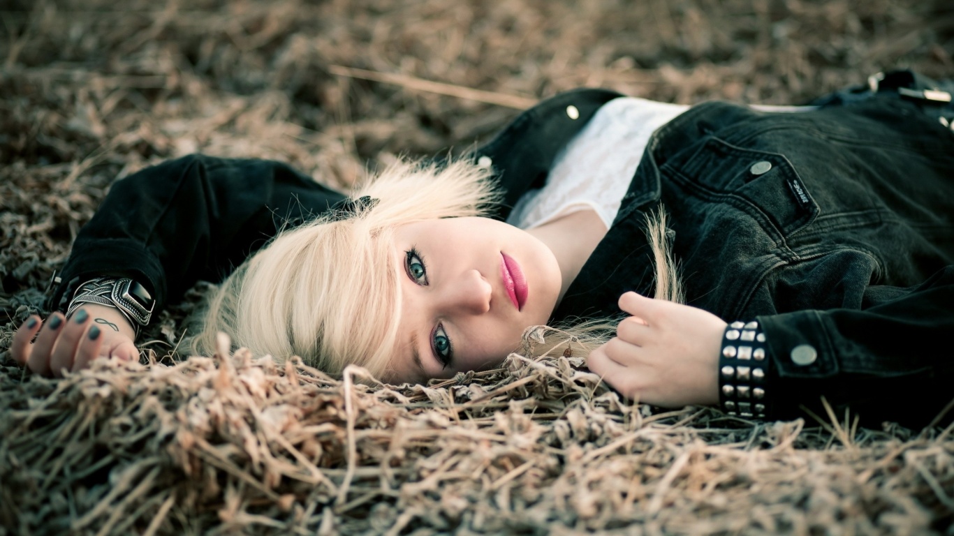 Блондинка лежащая на траве обои