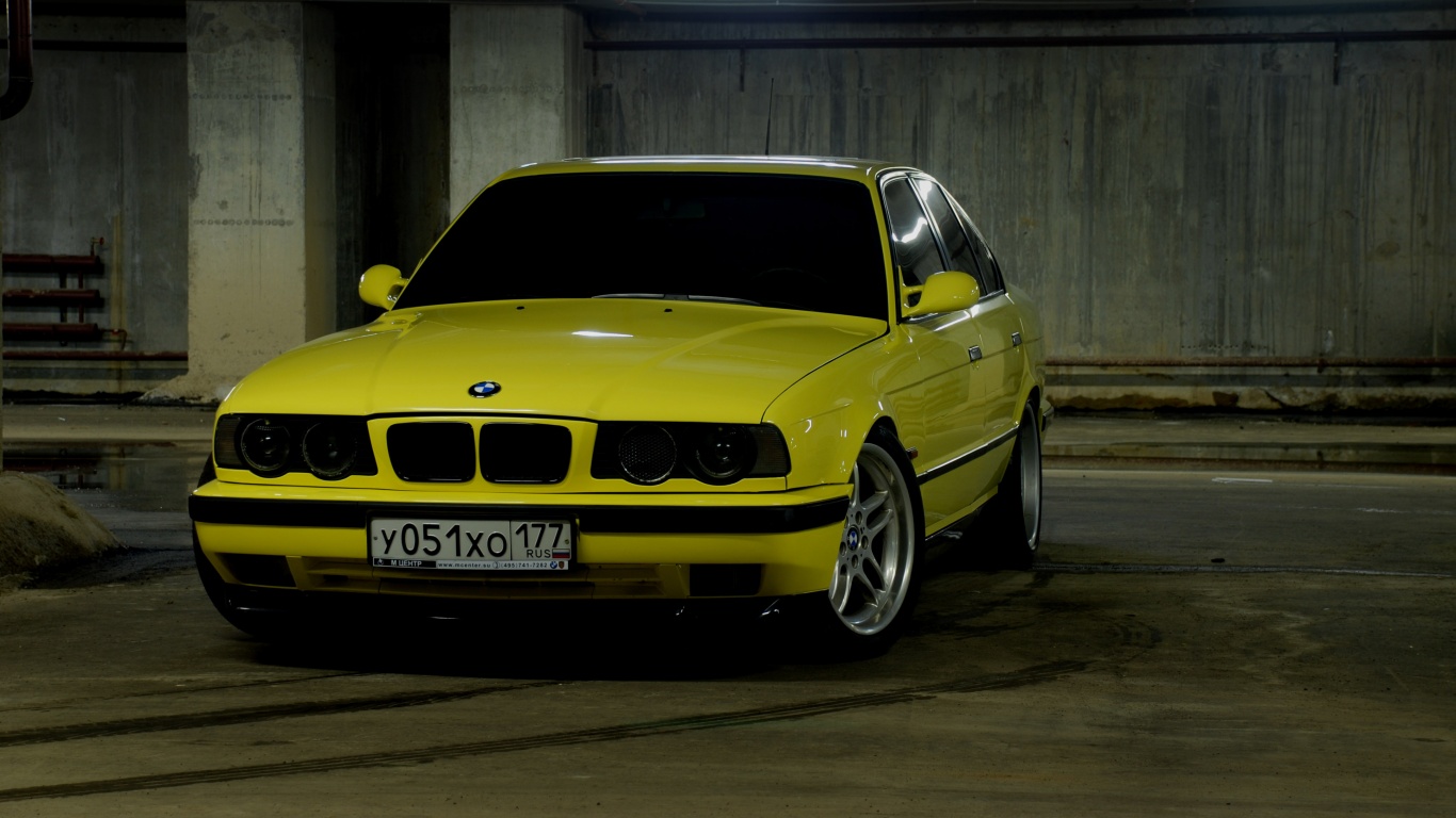 BMW M5 на стоянке обои