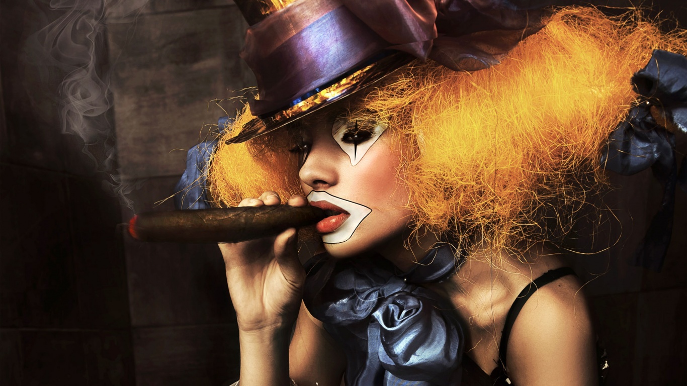 Девушка клоун курит сигару обои