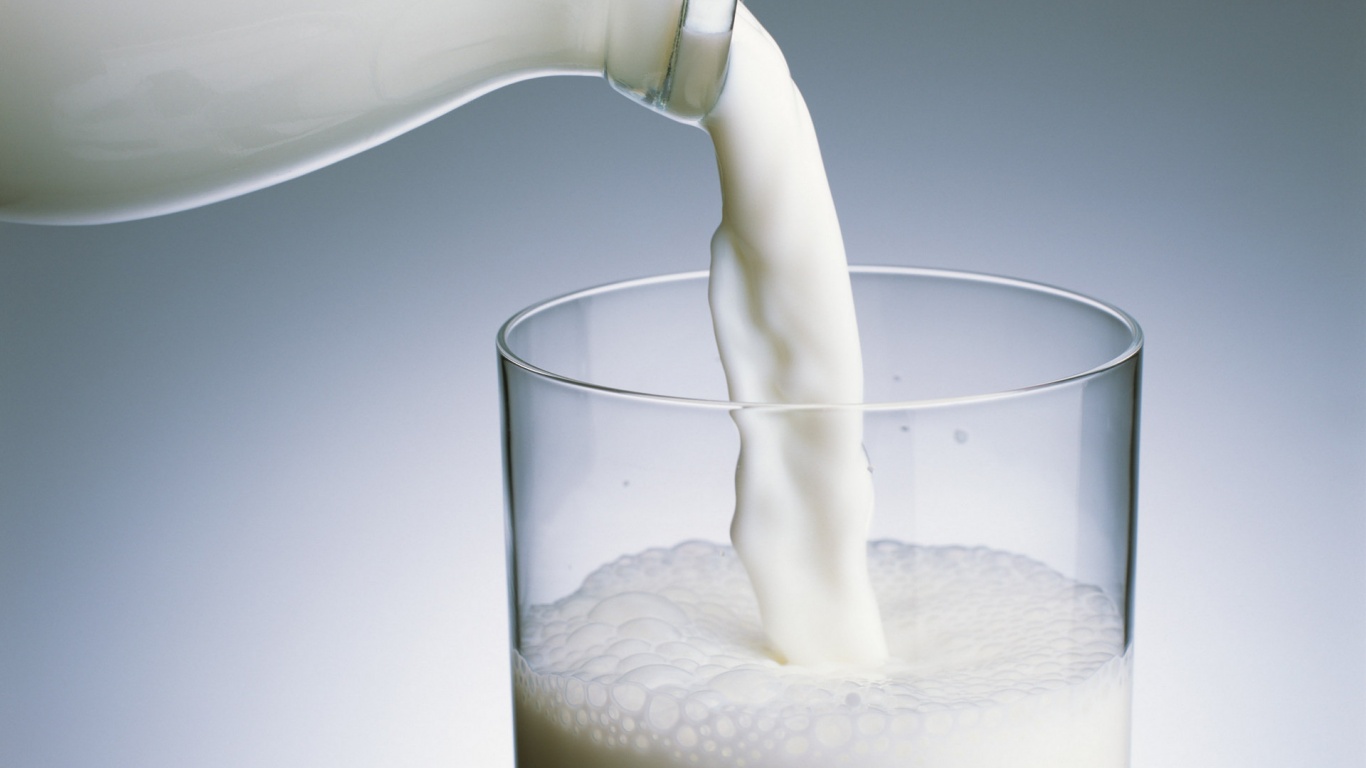 Молоко наливают в стакан обои