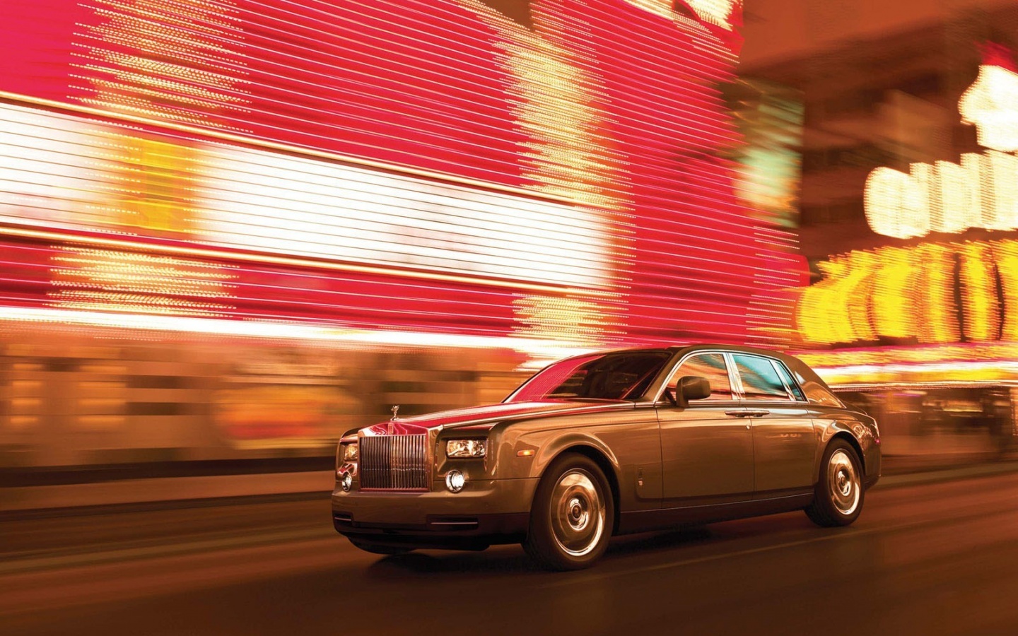 Rolls-Royce Phantom едет через город обои