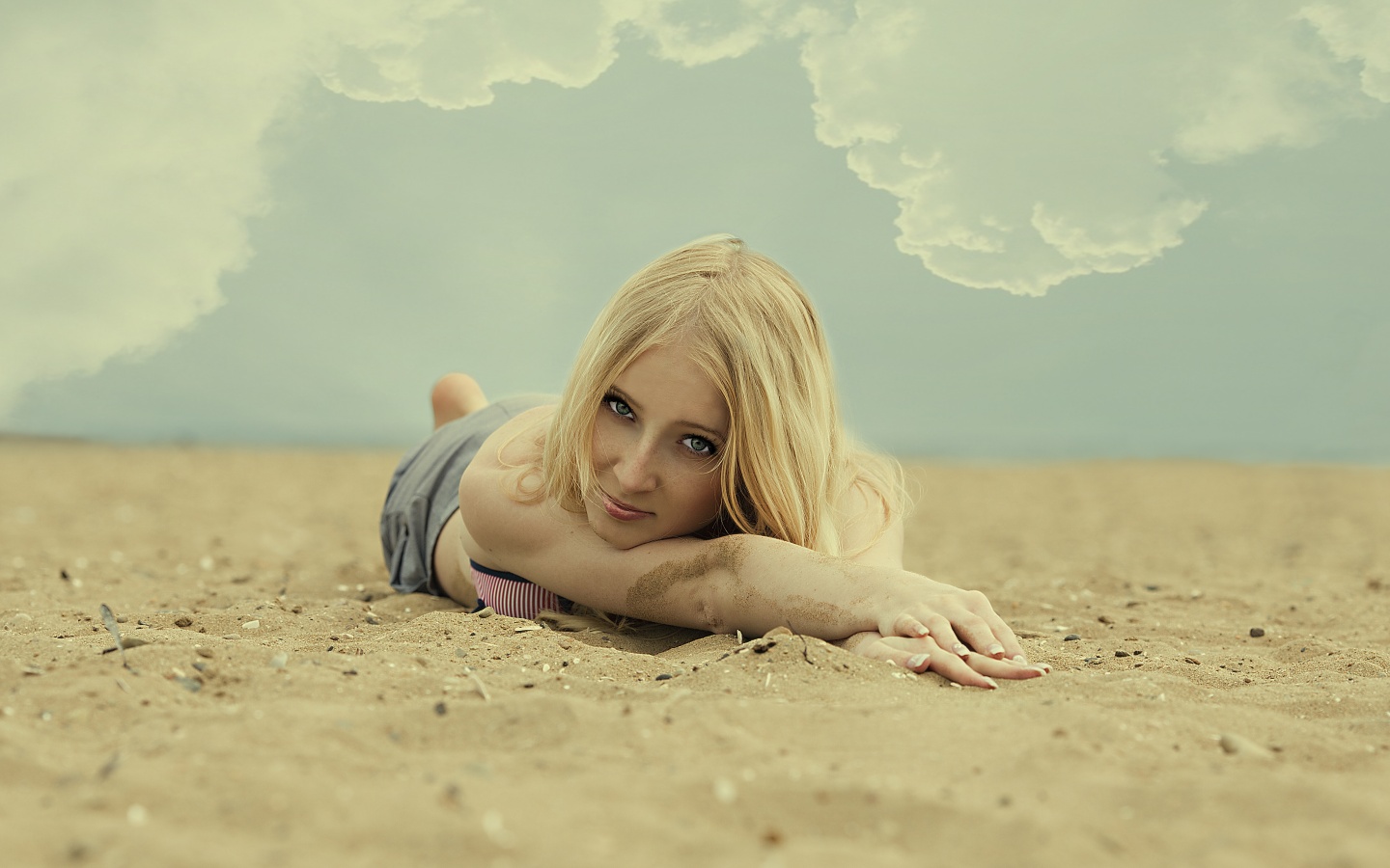 Девушка на песке обои