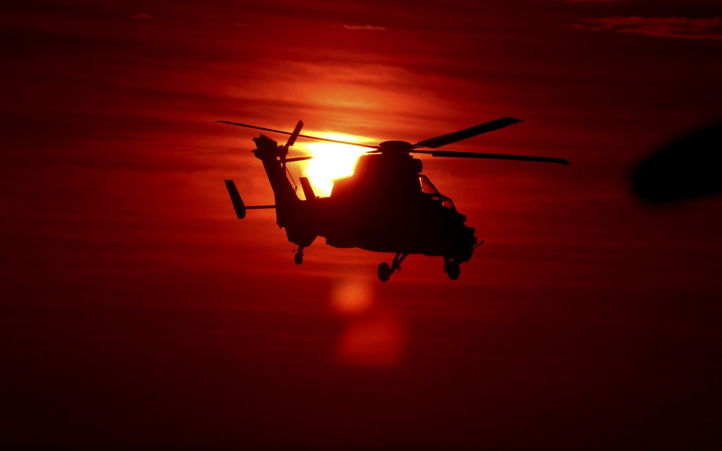 Вертолет в лучах закатного солнца обои