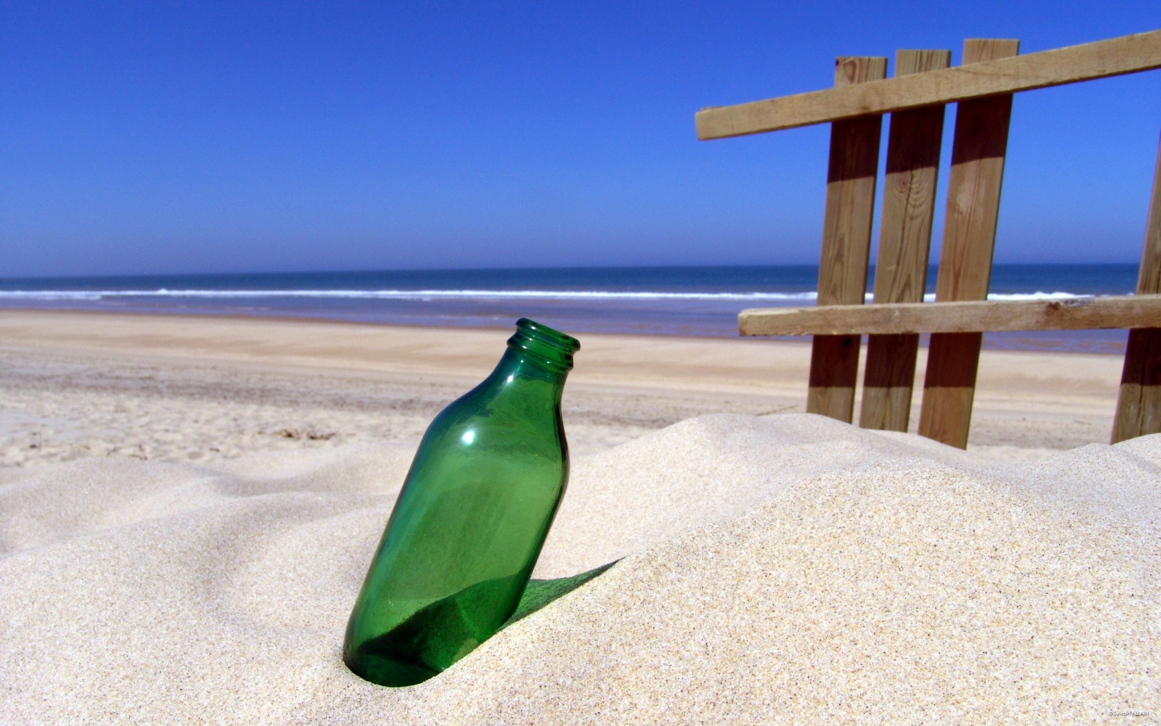 Бутылка на пляже обои
