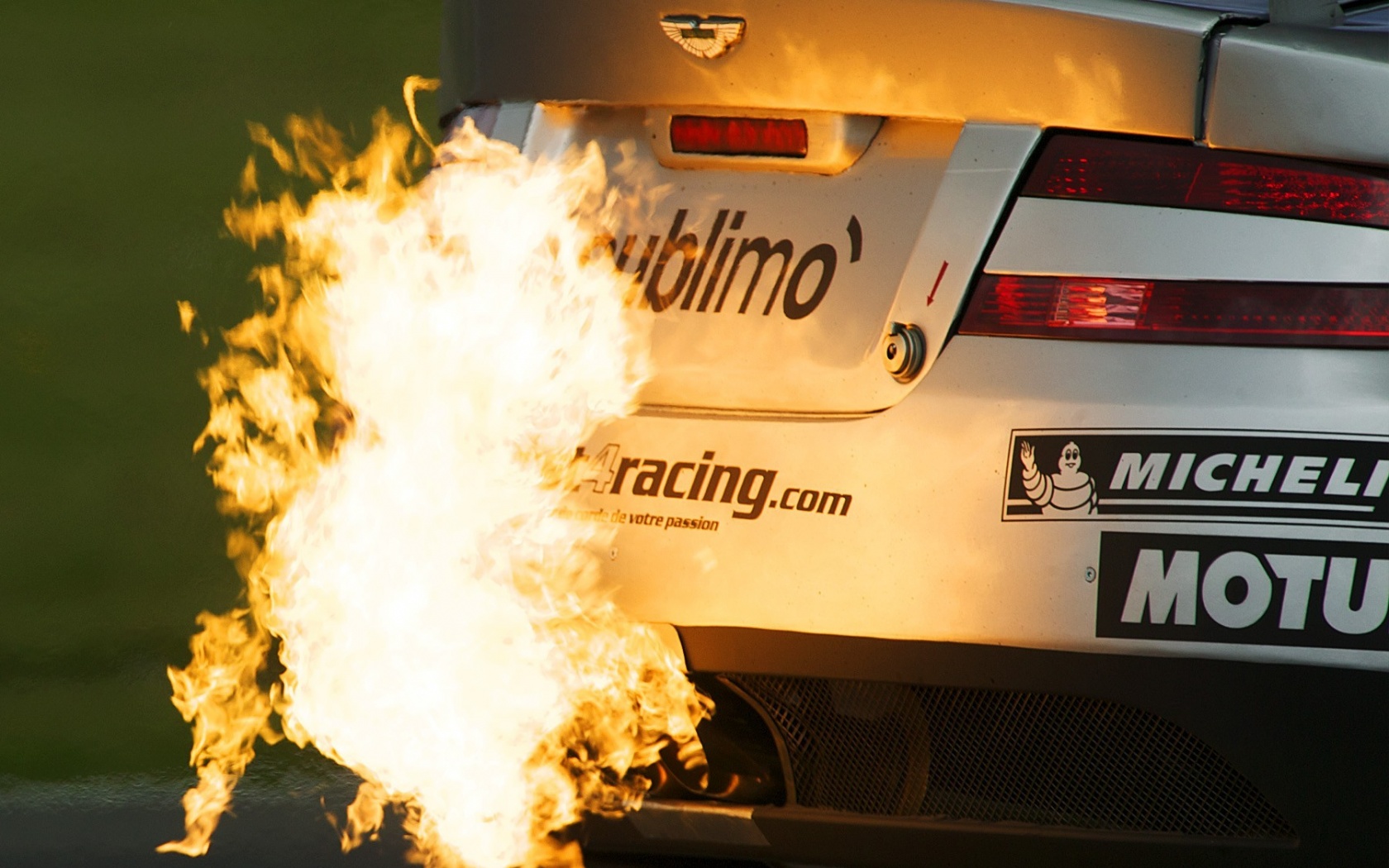 Огонь из выхлопной трубы гоночного Aston Martin обои
