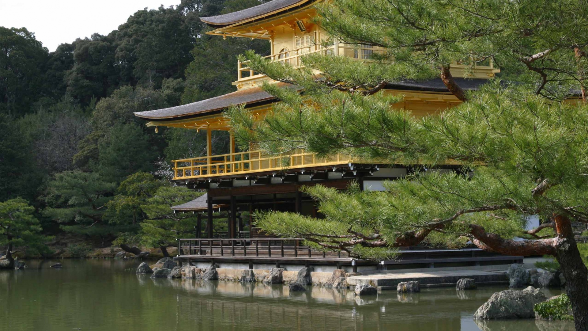 Пагода на берегу озера обои