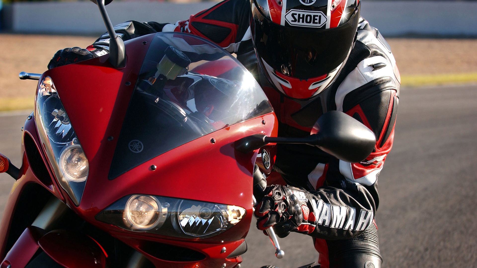 Мотоциклист на красной ямахе обои