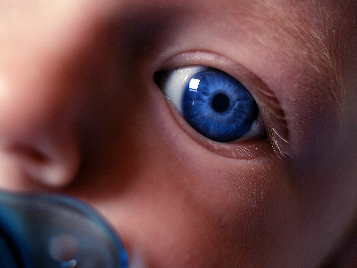 Синий глаз ребенка обои