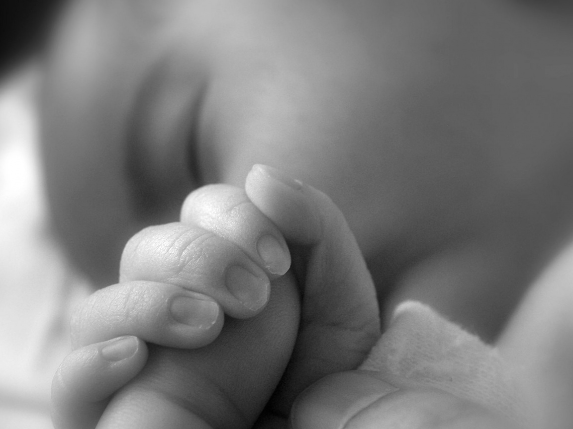 Младенец держит палец обои