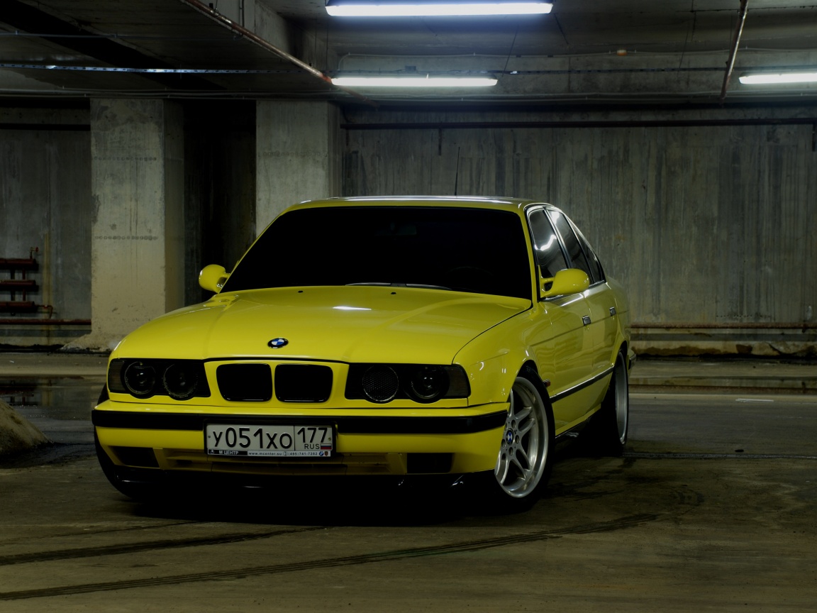 BMW M5 на стоянке обои