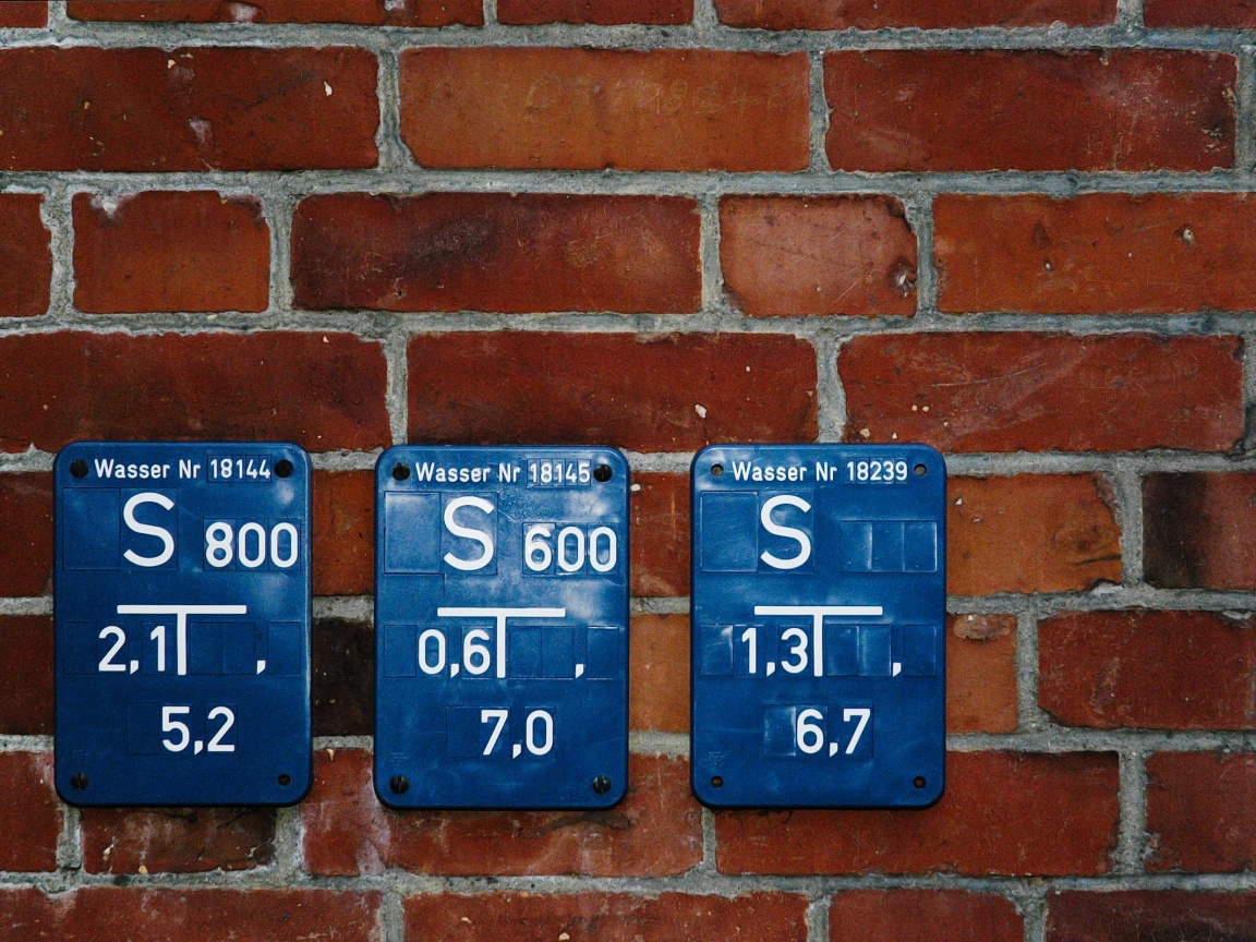 Стена с обозначениями обои