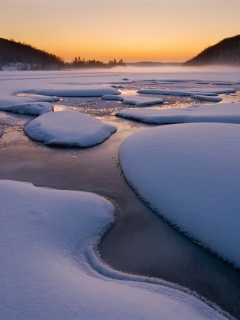 Полынья на замерзшем озере обои