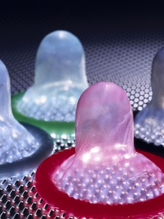 Разноцветные презервативы обои